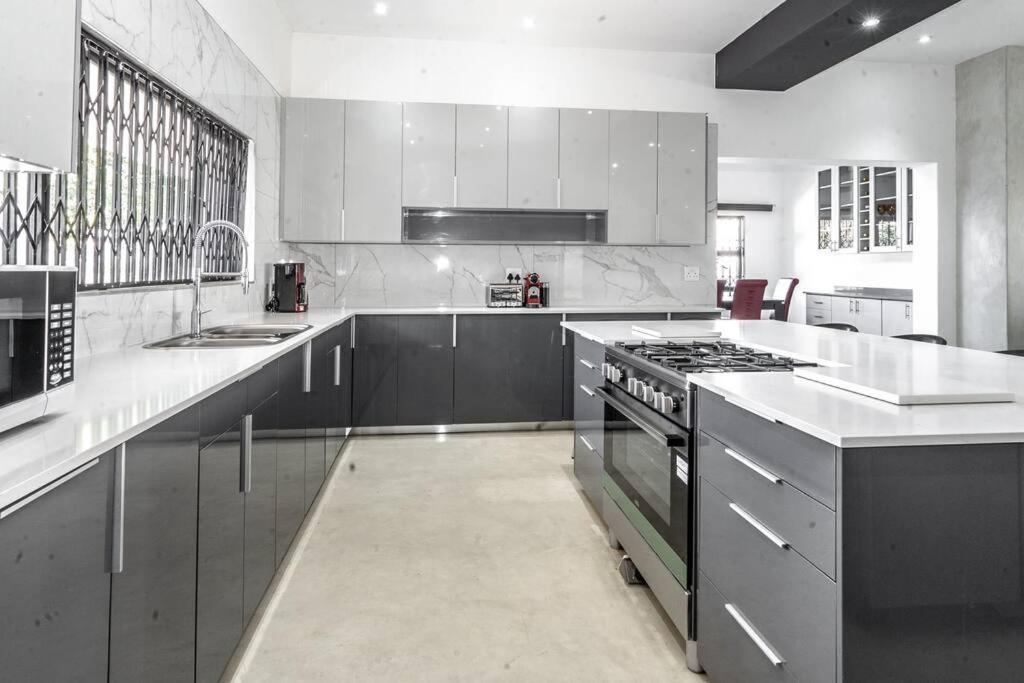 Private Modern 10 Bdrm Home Tucked Away In Sandton Γιοχάνεσμπουργκ Εξωτερικό φωτογραφία