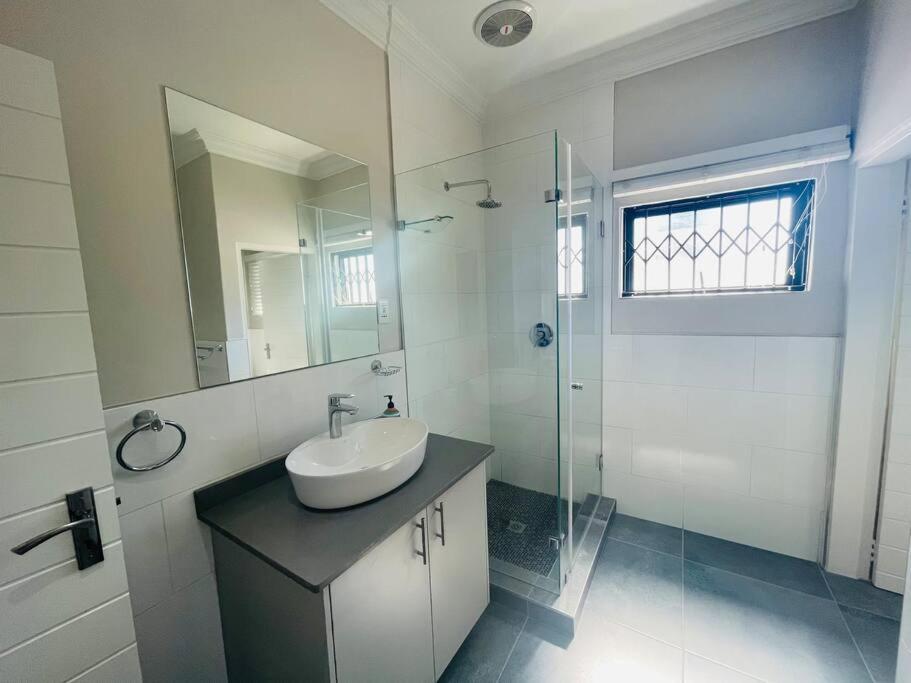 Private Modern 10 Bdrm Home Tucked Away In Sandton Γιοχάνεσμπουργκ Εξωτερικό φωτογραφία