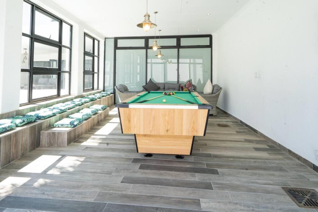 Private Modern 10 Bdrm Home Tucked Away In Sandton Γιοχάνεσμπουργκ Εξωτερικό φωτογραφία