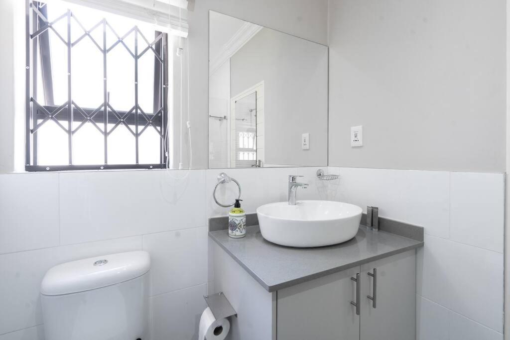 Private Modern 10 Bdrm Home Tucked Away In Sandton Γιοχάνεσμπουργκ Εξωτερικό φωτογραφία