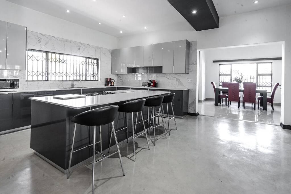 Private Modern 10 Bdrm Home Tucked Away In Sandton Γιοχάνεσμπουργκ Εξωτερικό φωτογραφία