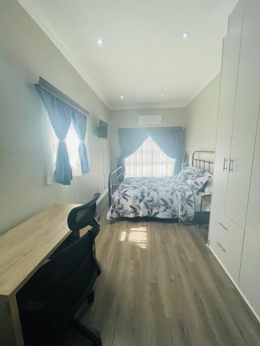 Private Modern 10 Bdrm Home Tucked Away In Sandton Γιοχάνεσμπουργκ Εξωτερικό φωτογραφία