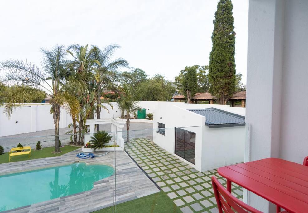 Private Modern 10 Bdrm Home Tucked Away In Sandton Γιοχάνεσμπουργκ Εξωτερικό φωτογραφία