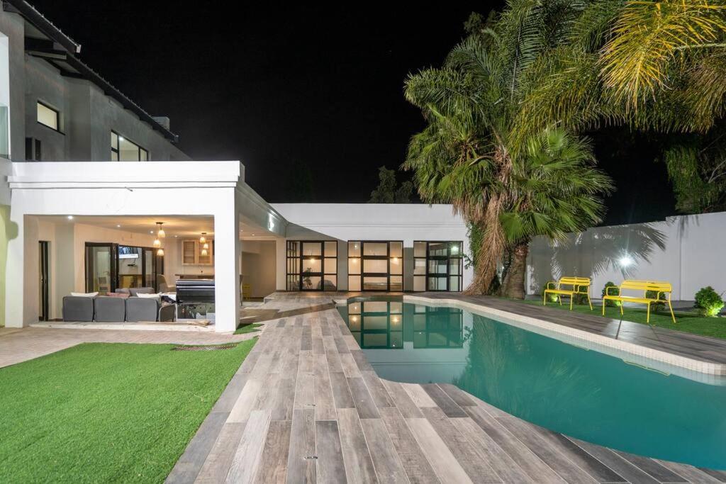 Private Modern 10 Bdrm Home Tucked Away In Sandton Γιοχάνεσμπουργκ Εξωτερικό φωτογραφία