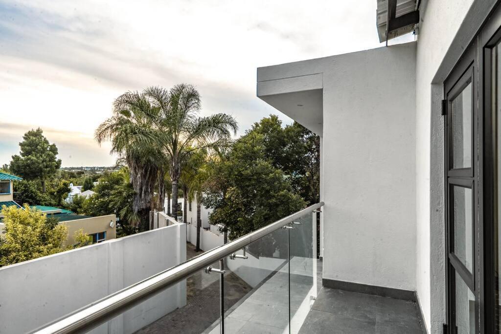 Private Modern 10 Bdrm Home Tucked Away In Sandton Γιοχάνεσμπουργκ Εξωτερικό φωτογραφία