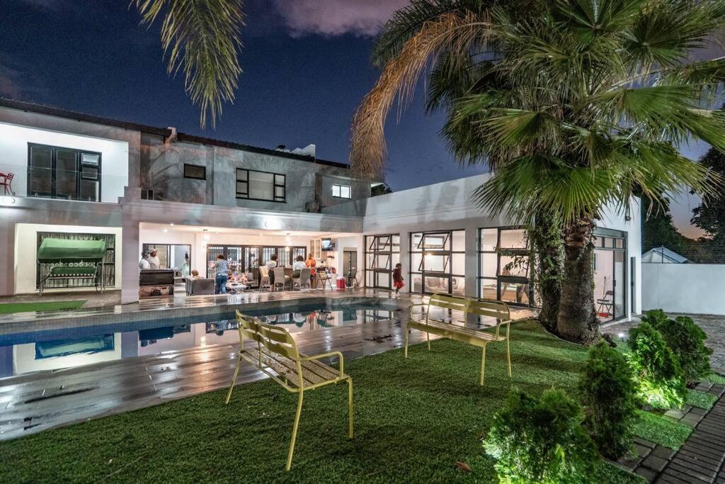 Private Modern 10 Bdrm Home Tucked Away In Sandton Γιοχάνεσμπουργκ Εξωτερικό φωτογραφία