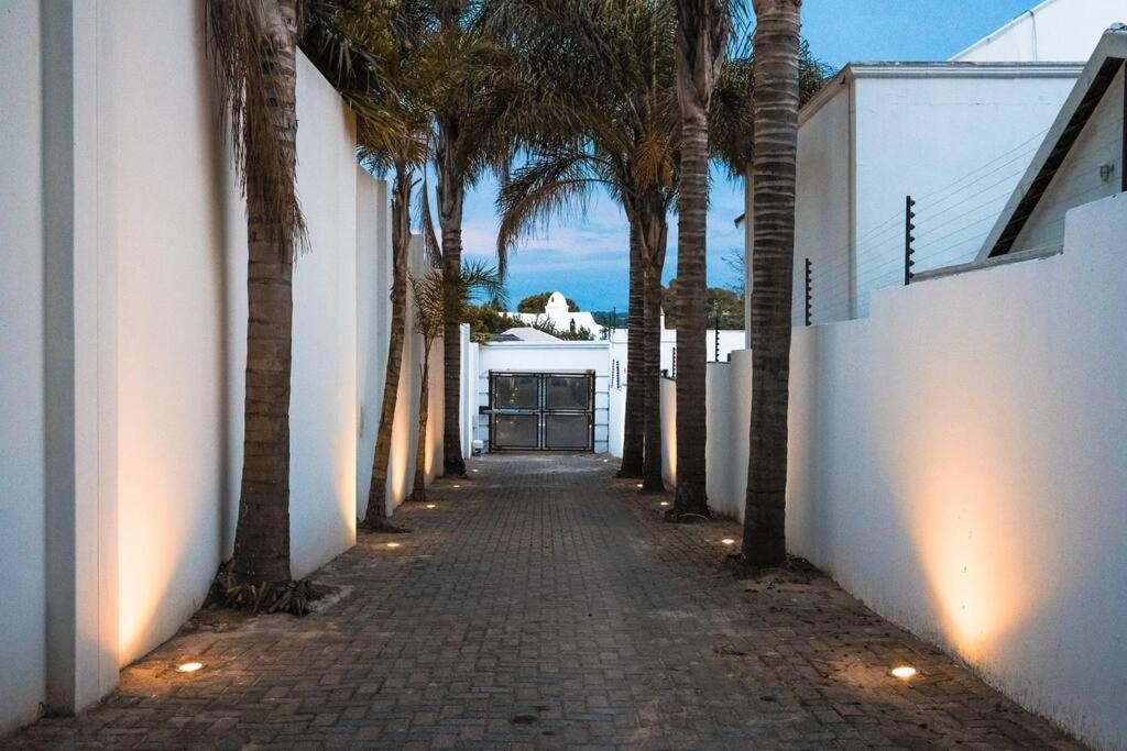 Private Modern 10 Bdrm Home Tucked Away In Sandton Γιοχάνεσμπουργκ Εξωτερικό φωτογραφία