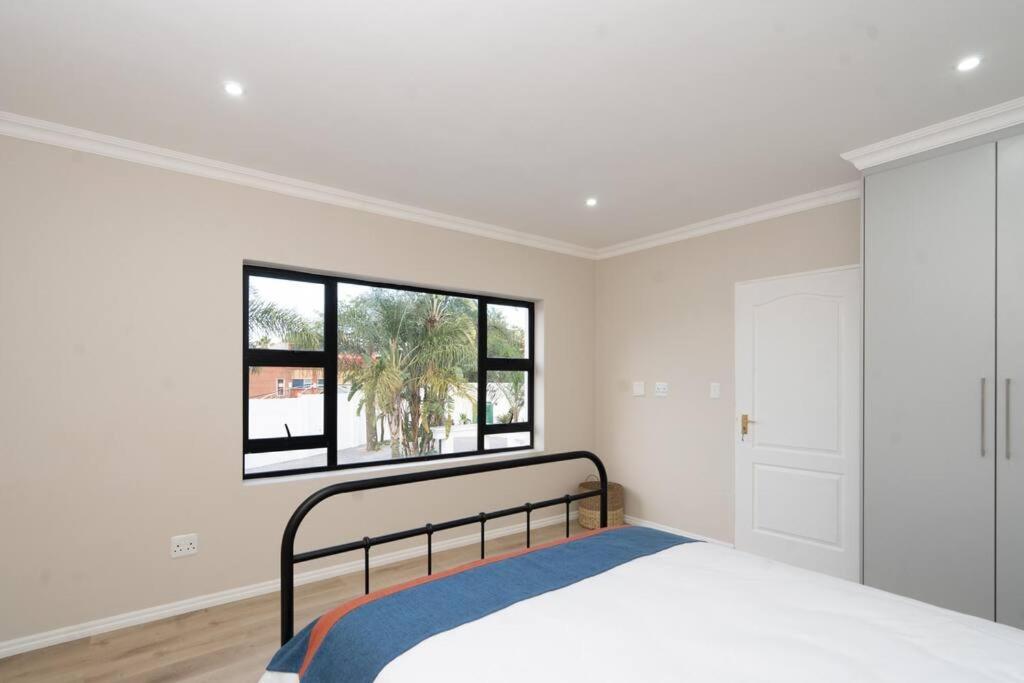 Private Modern 10 Bdrm Home Tucked Away In Sandton Γιοχάνεσμπουργκ Εξωτερικό φωτογραφία