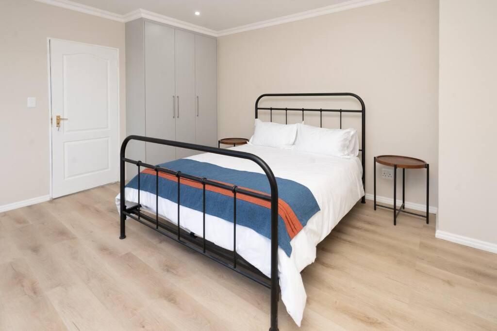 Private Modern 10 Bdrm Home Tucked Away In Sandton Γιοχάνεσμπουργκ Εξωτερικό φωτογραφία