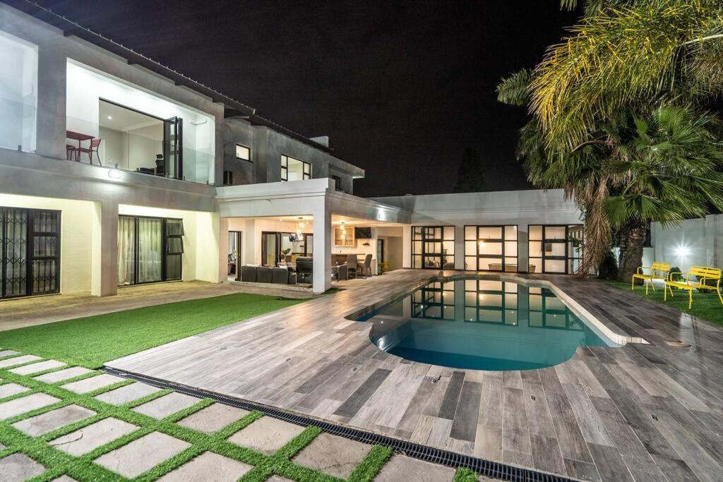 Private Modern 10 Bdrm Home Tucked Away In Sandton Γιοχάνεσμπουργκ Εξωτερικό φωτογραφία