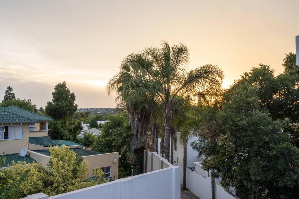 Private Modern 10 Bdrm Home Tucked Away In Sandton Γιοχάνεσμπουργκ Εξωτερικό φωτογραφία