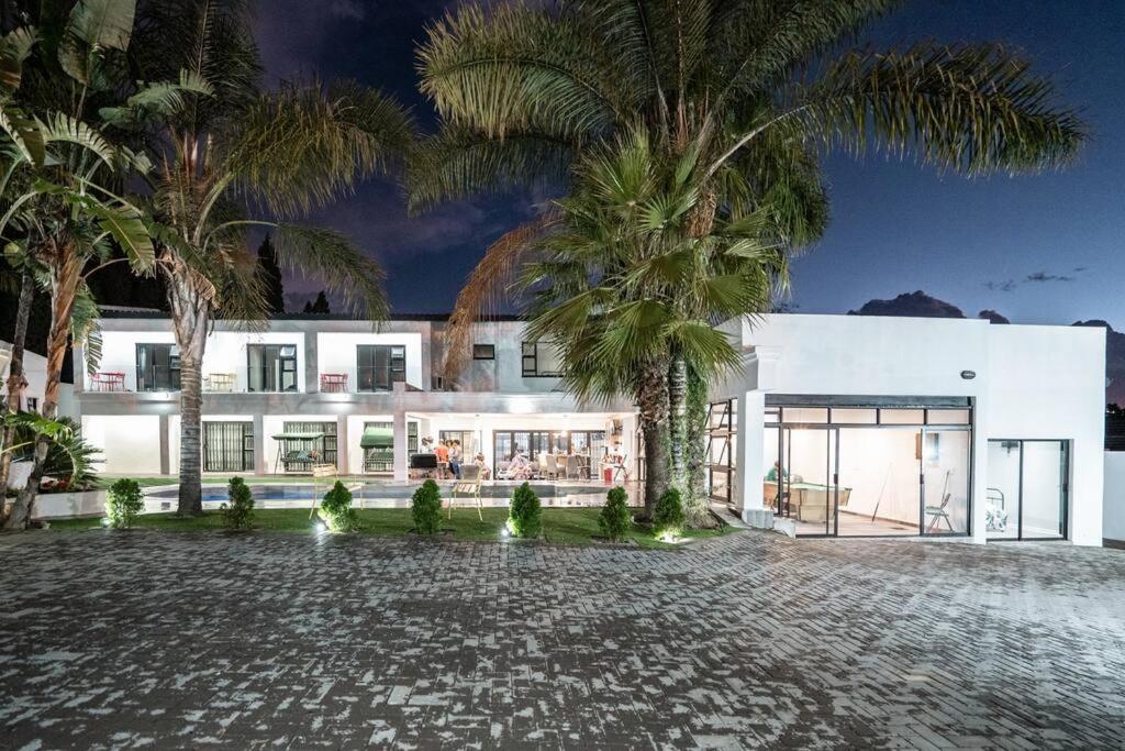 Private Modern 10 Bdrm Home Tucked Away In Sandton Γιοχάνεσμπουργκ Εξωτερικό φωτογραφία