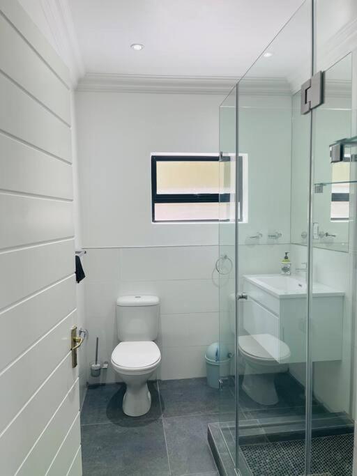 Private Modern 10 Bdrm Home Tucked Away In Sandton Γιοχάνεσμπουργκ Εξωτερικό φωτογραφία