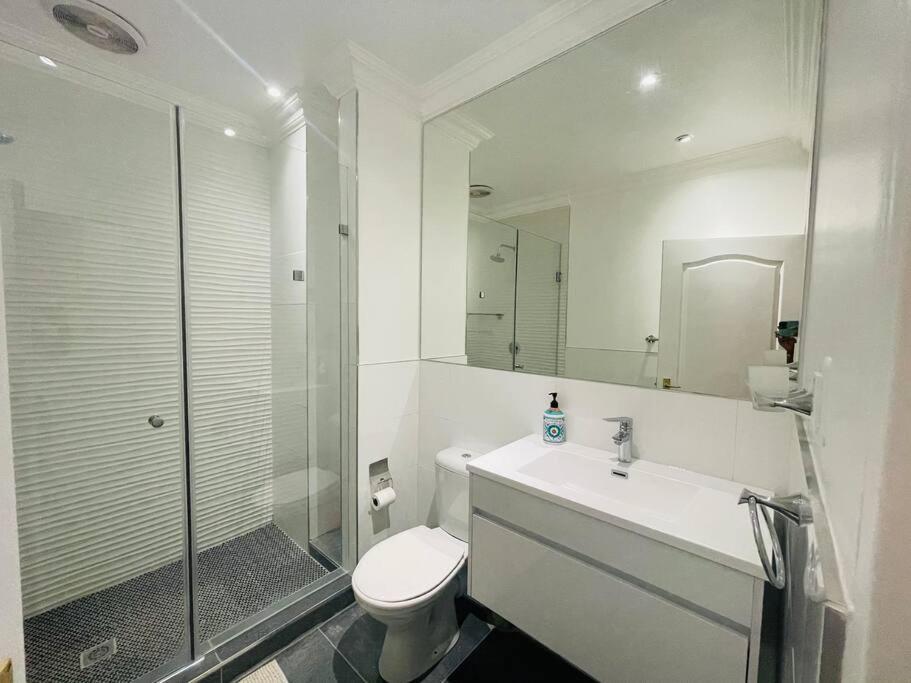 Private Modern 10 Bdrm Home Tucked Away In Sandton Γιοχάνεσμπουργκ Εξωτερικό φωτογραφία