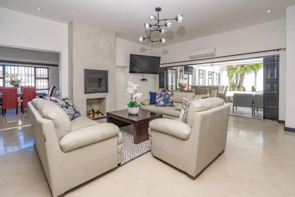 Private Modern 10 Bdrm Home Tucked Away In Sandton Γιοχάνεσμπουργκ Εξωτερικό φωτογραφία