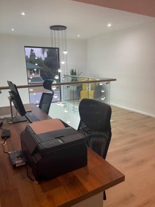 Private Modern 10 Bdrm Home Tucked Away In Sandton Γιοχάνεσμπουργκ Εξωτερικό φωτογραφία