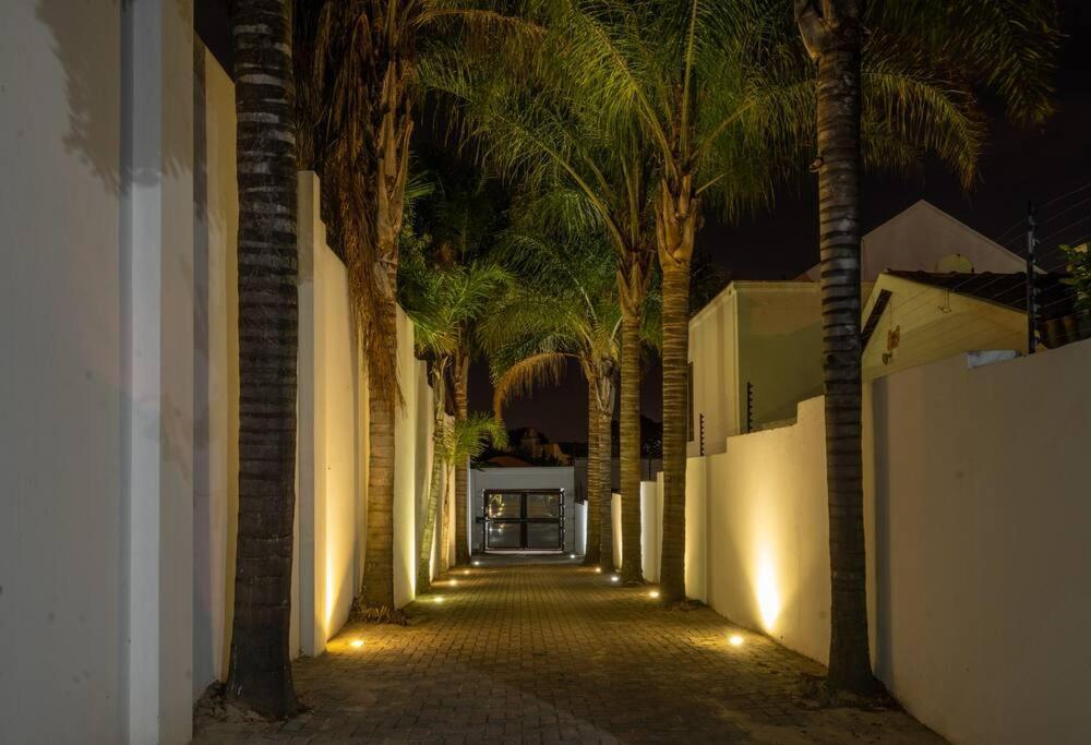 Private Modern 10 Bdrm Home Tucked Away In Sandton Γιοχάνεσμπουργκ Εξωτερικό φωτογραφία