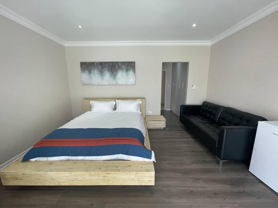 Private Modern 10 Bdrm Home Tucked Away In Sandton Γιοχάνεσμπουργκ Εξωτερικό φωτογραφία