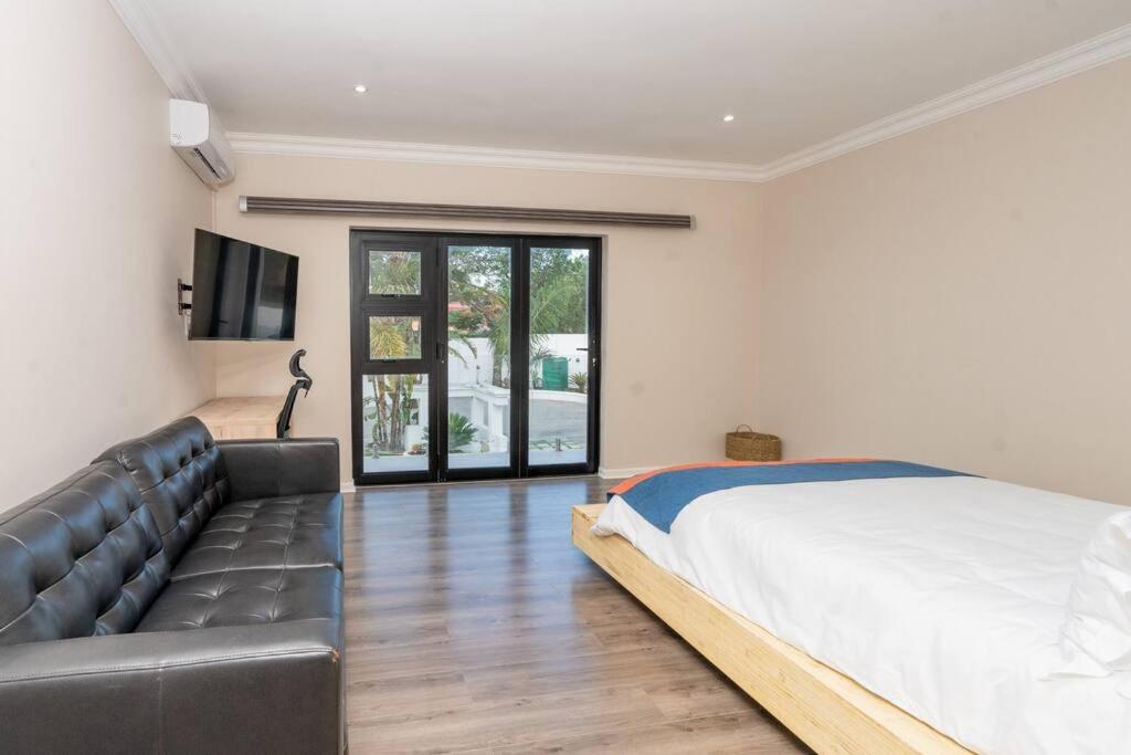 Private Modern 10 Bdrm Home Tucked Away In Sandton Γιοχάνεσμπουργκ Εξωτερικό φωτογραφία
