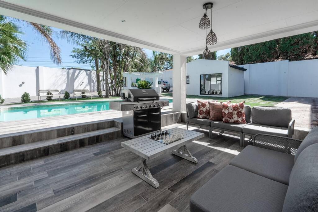 Private Modern 10 Bdrm Home Tucked Away In Sandton Γιοχάνεσμπουργκ Εξωτερικό φωτογραφία